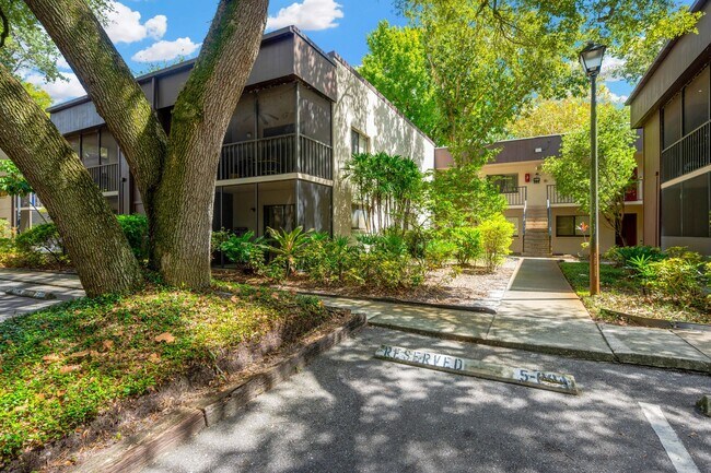 Building Photo - Charming 1-Bedroom Condo with Amenities in...