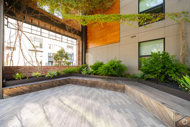 Courtyard - 815 Tennessee St