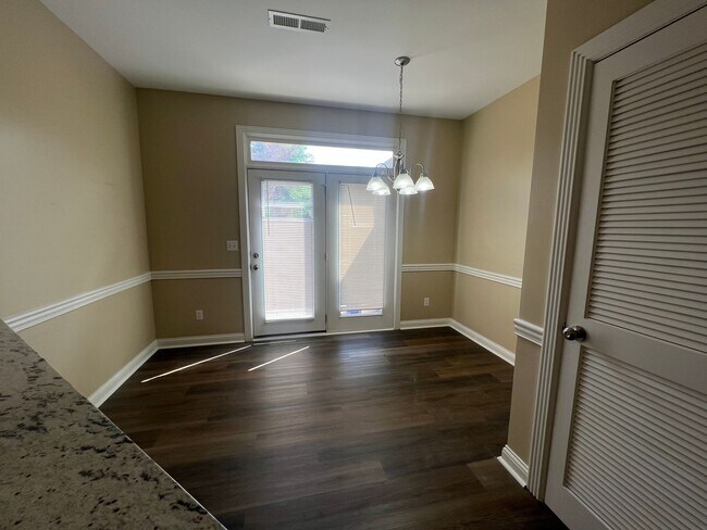 Foto del edificio - Spacious three bedroom, two and a half bat...