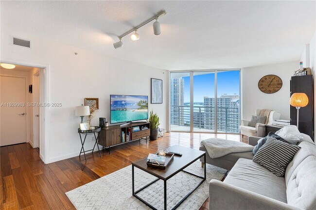 Foto del edificio - 335 S Biscayne Blvd