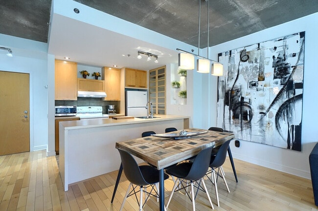 Building Photo - 1102 Rue de Bleury