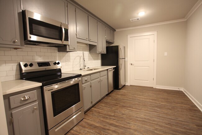 Building Photo - Renovated duplex off of North Gay Street