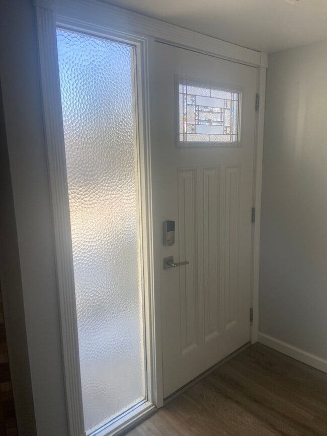 Building Photo - Turn key Townhome in Swiss Manor