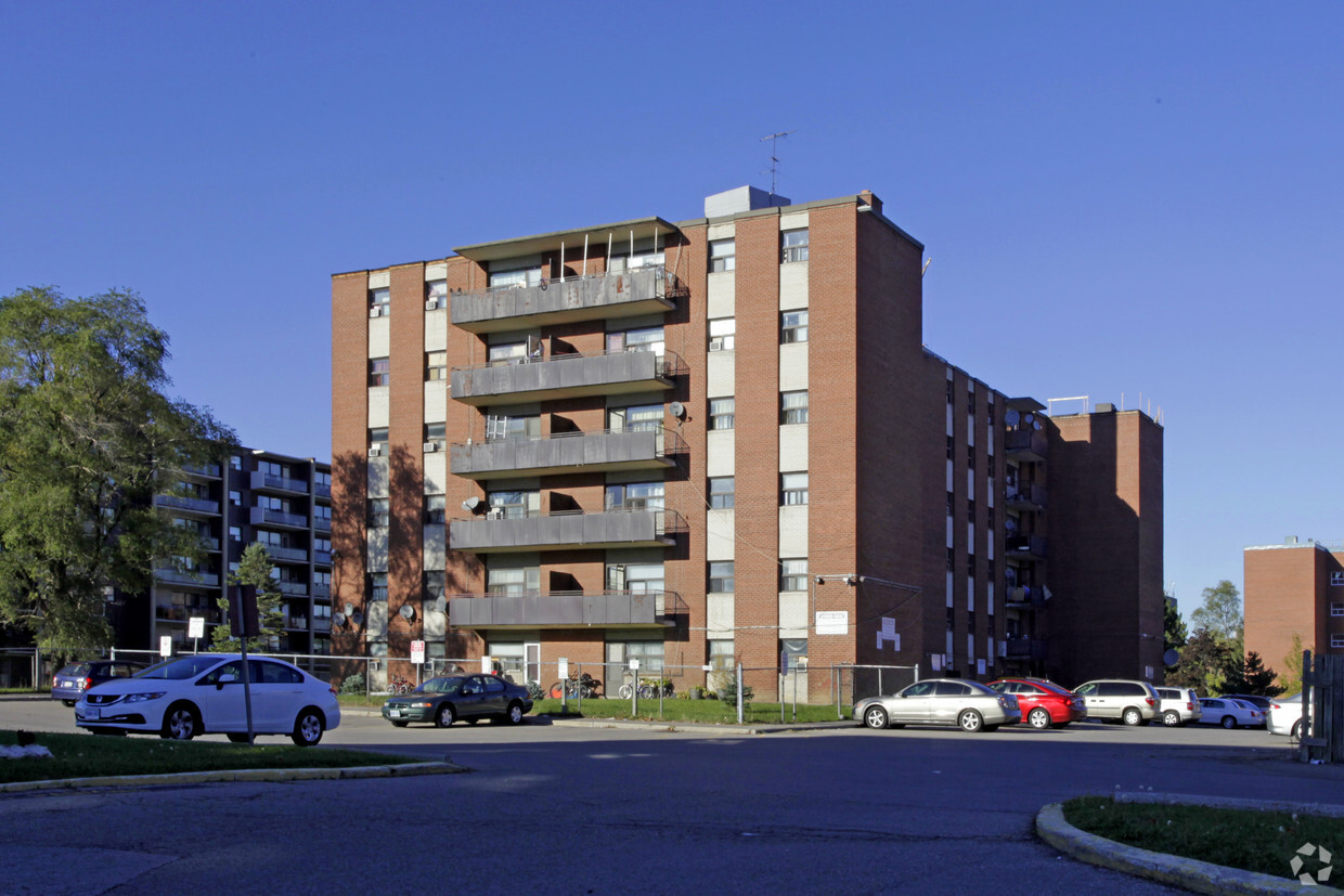 Building Photo - 1470 Bloor St E