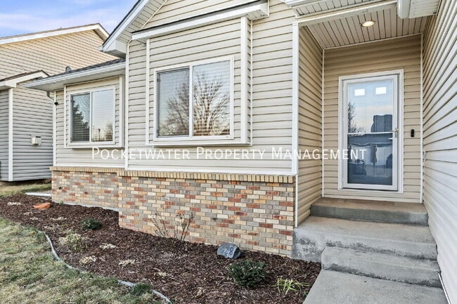 Building Photo - 628 Sumac St