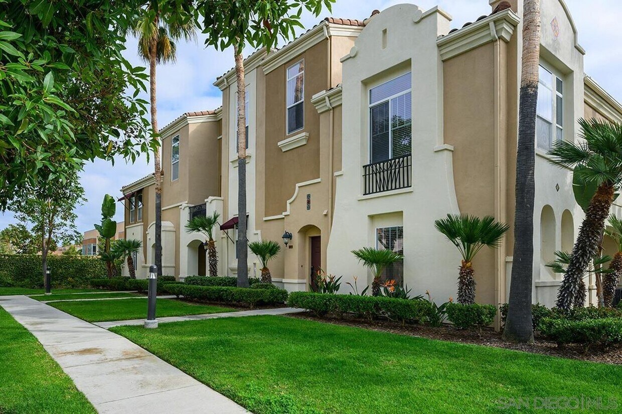 Foto principal - Gorgeous Townhome in Liberty Station!