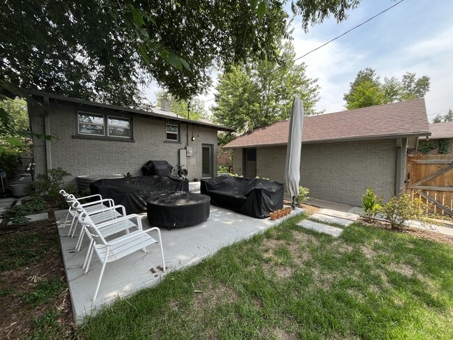 Building Photo - 2575 Dahlia St
