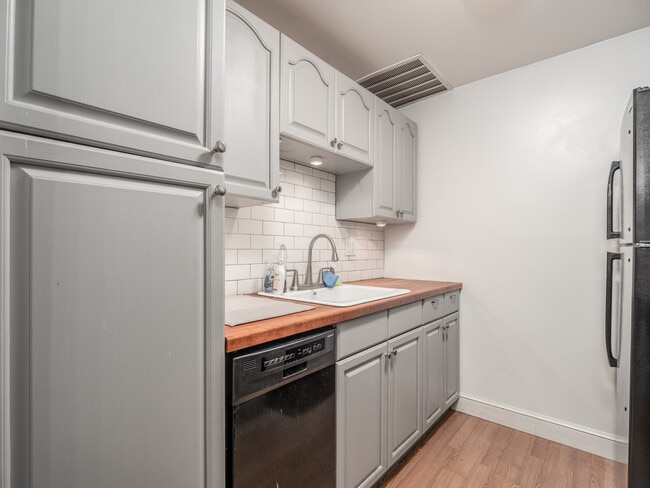 Photo - 195 Thorndike St Apartment