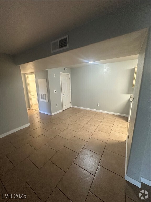 Building Photo - 950 Seven Hills Dr