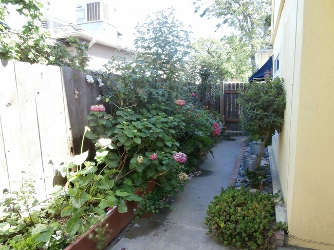 Building Photo - 141 W McKenzie Ave