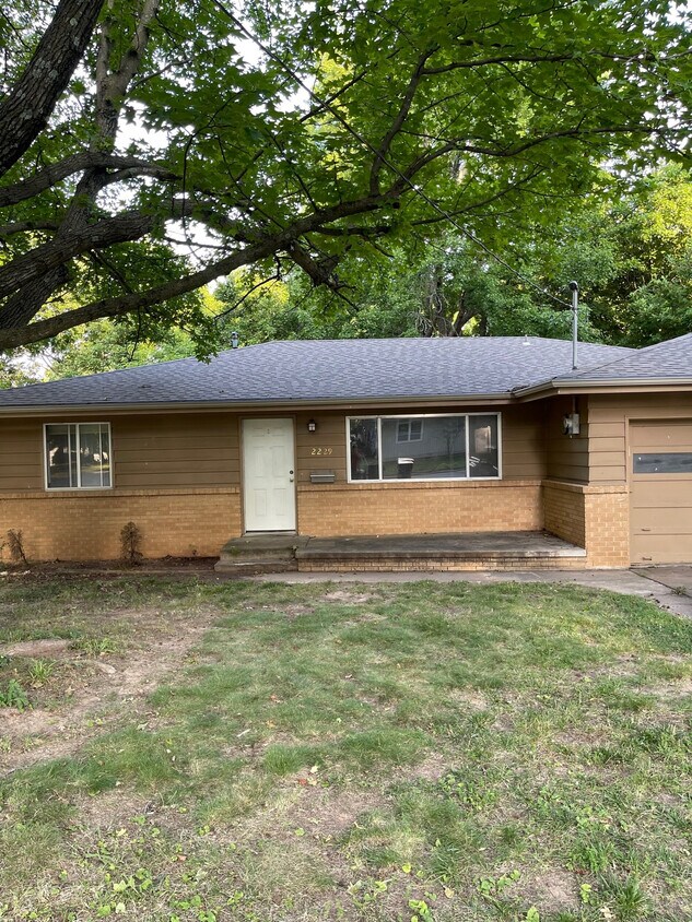 Foto principal - 2229 S Pickwick Ave