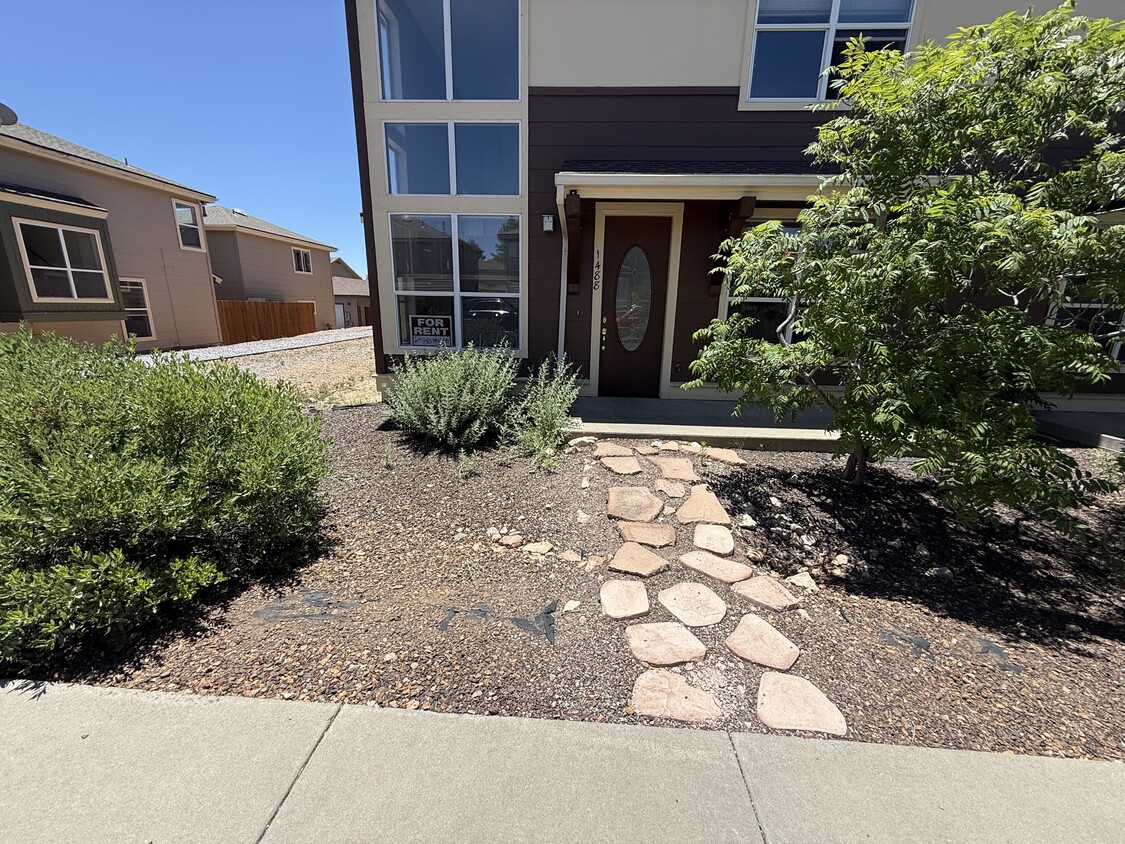 Beautiful corner unit - 1488 S Noelle Ln