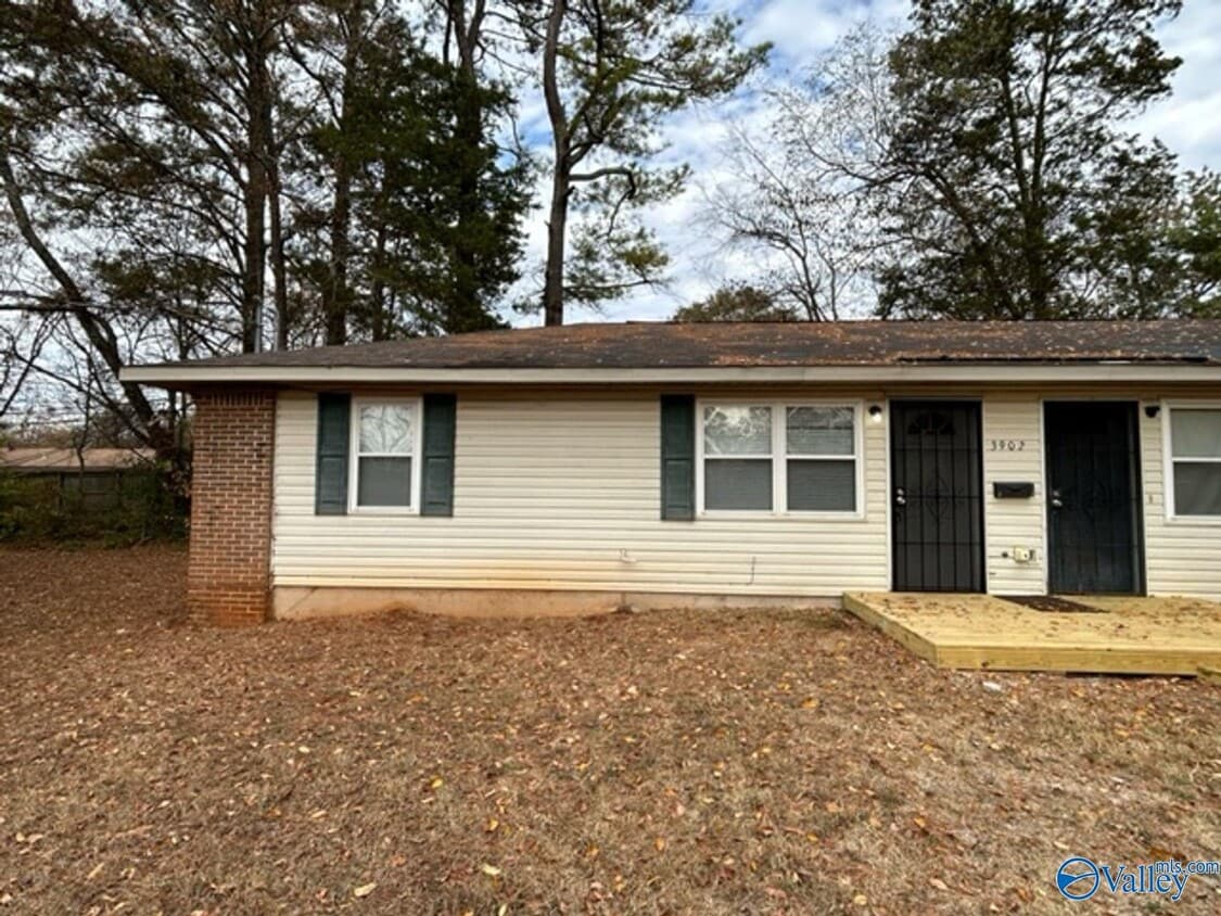 Primary Photo - 3902 Buttercup Dr SW