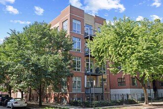 Building Photo - 2301 W Wolfram St