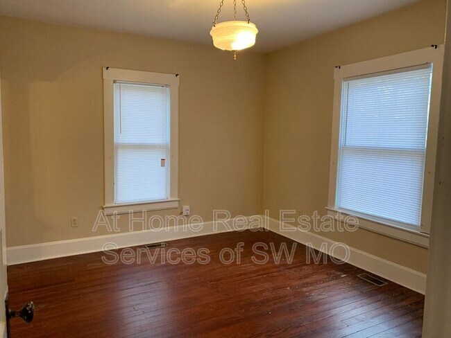 Building Photo - 1510 E McDaniel St