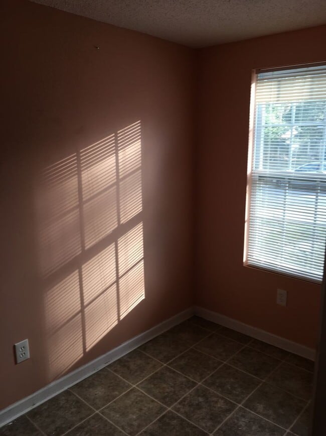 Building Photo - Single Family Home with large fenced back ...