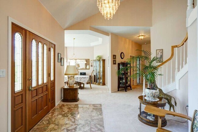 Foto del edificio - A Must See Spacious Home Located in NW Cor...