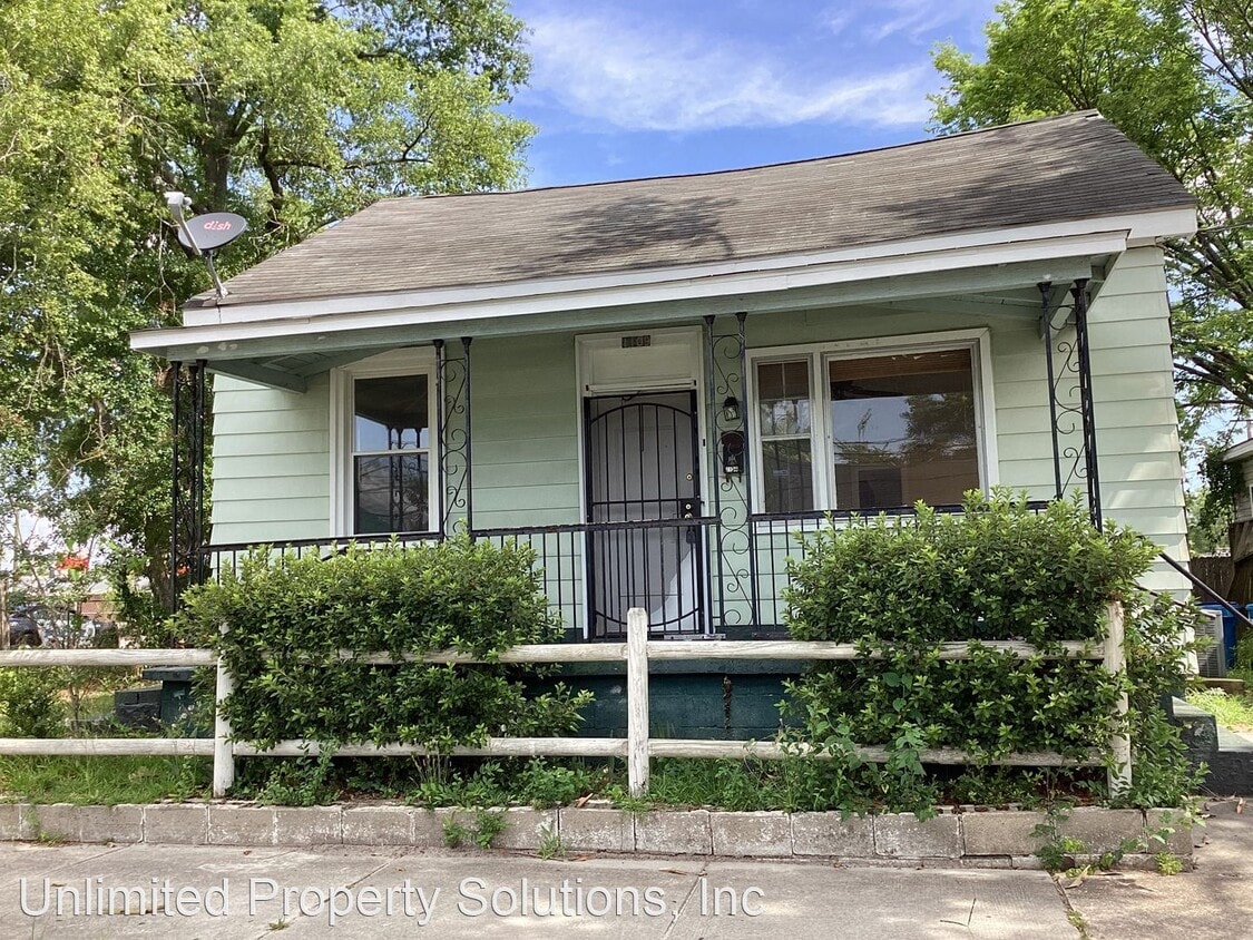 Primary Photo - 3 br, 1 bath House - 1109 Dock St.
