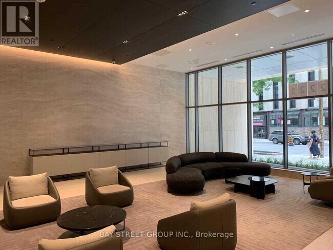 Photo du bâtiment - 2221 Yonge St