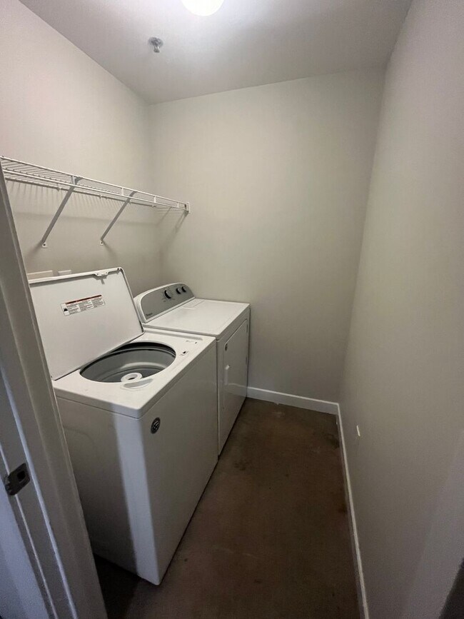 Building Photo - Gorgeous Updated 2 bedroom Apartment in Old Louisville!