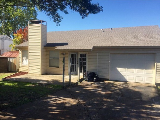 Building Photo - 2102 High Bluff Dr