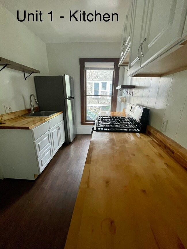 Building Photo - 707 Davis St