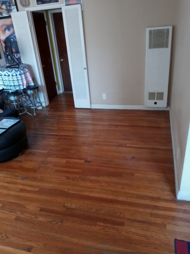 NO UNA SALA PRIVADA - 6042 Romaine St