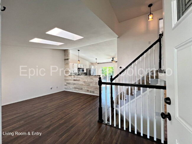 Building Photo - Adorable Burbs House