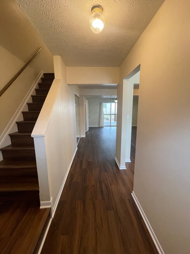 Entrada 1 - 8234 Roanoke Ct