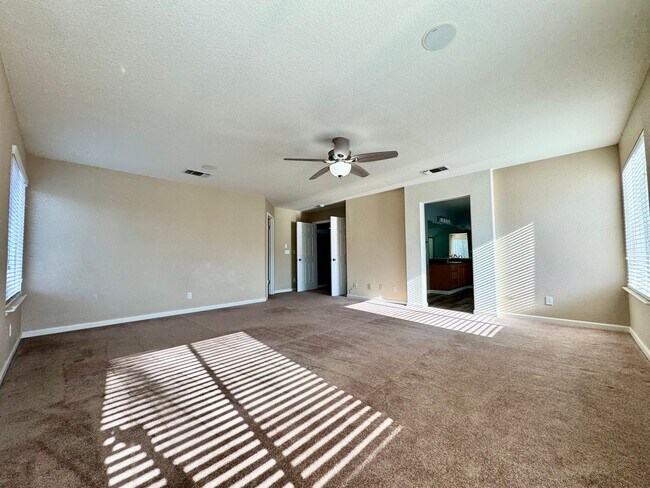Foto del edificio - Massive 4 Bedroom 3 full Bath Home with Hu...