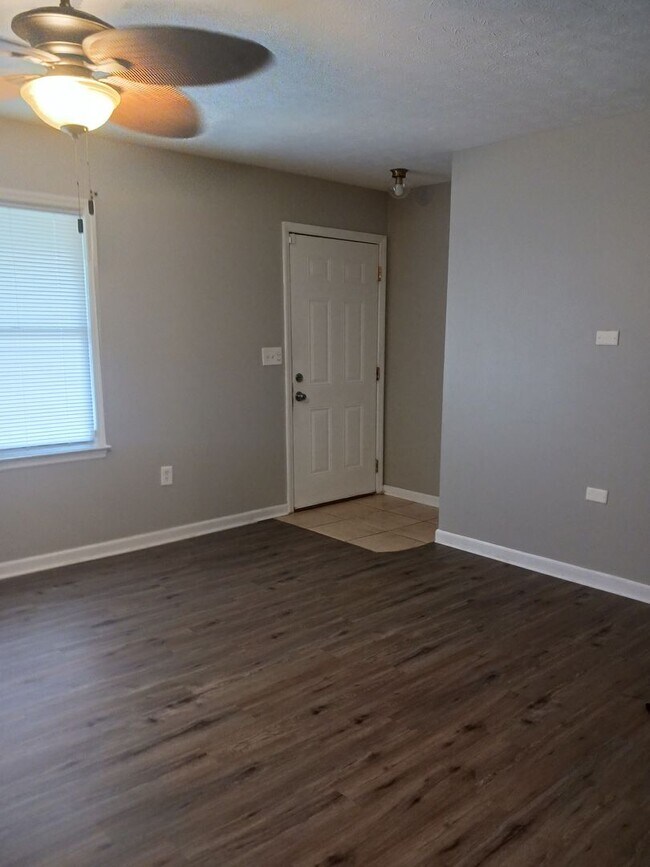 Foto del edificio - 4 Bedroom 2 bathroom Home available to ren...