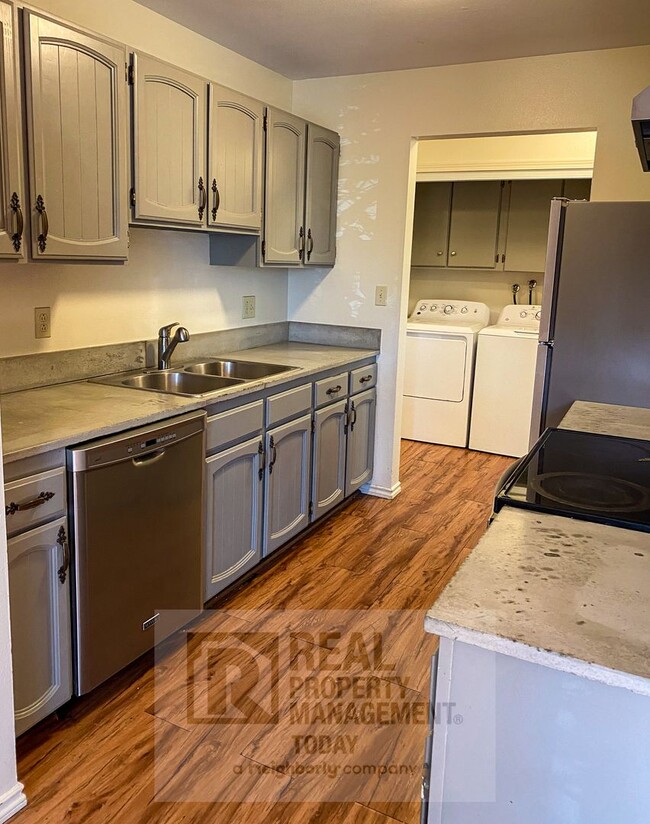 Building Photo - Charming 2 Bedroom, 2 Bathroom + Office Ap...