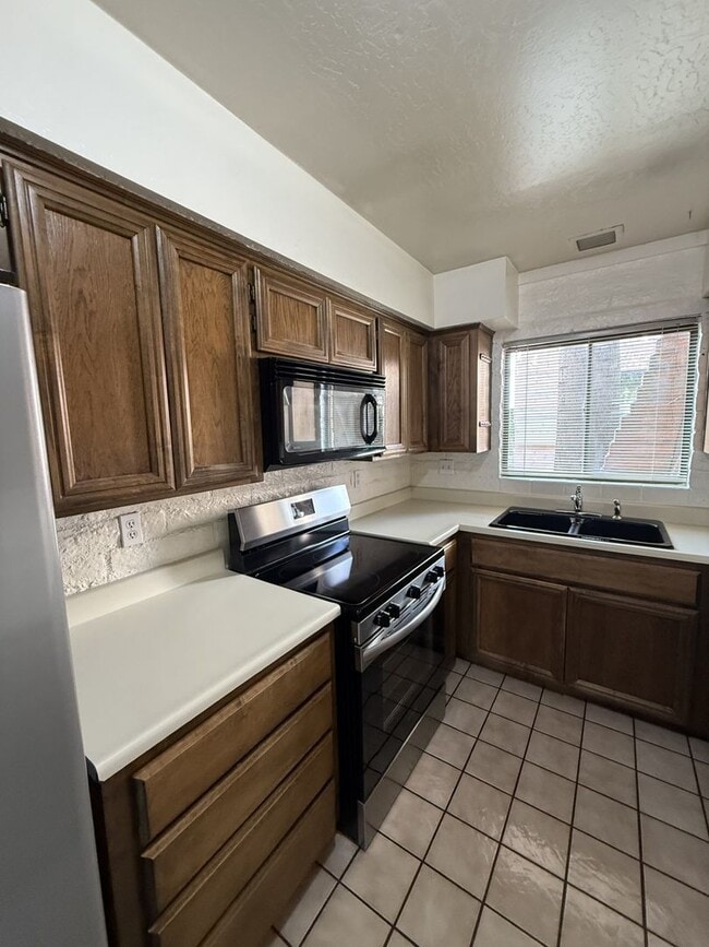 Building Photo - 2 BEDROOM 1.5 BATH SINGLE LEVEL CONDO WITH ENCLOSED BACKYARD GATED COMMUNITY