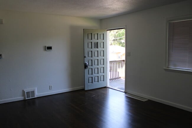 Foto del edificio - 4 Bed 1 bath off 635 and State Avenue