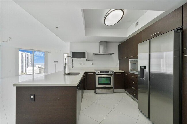 Foto del edificio - 200 Sunny Isles Blvd
