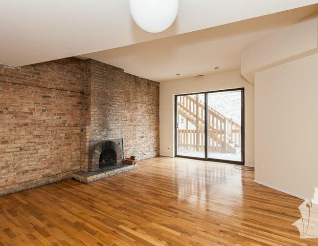 Building Photo - 606 W Surf St