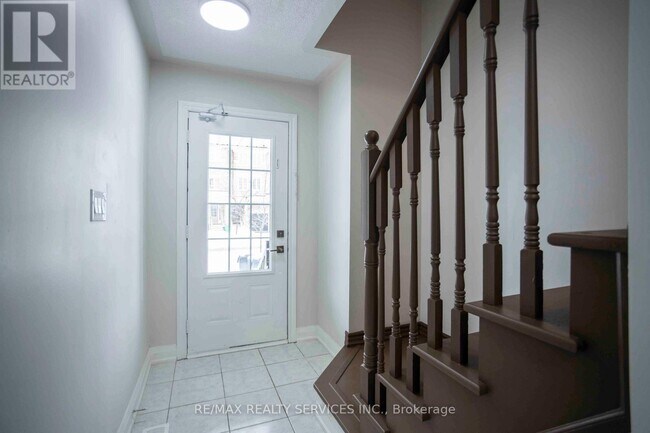 Photo du bâtiment - 5 Sprucewood Rd