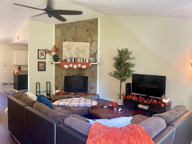 Foto del edificio - Beautiful newly renovated 3 bedroom 2 bath...