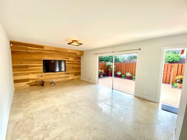 Building Photo - 1825 San Juan Dr