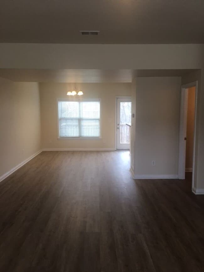 Building Photo - Spacious 3 bedroom townhouse in Dove Creek Subdivision!        20260504