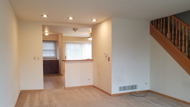 Building Photo - 865 Country Club Dr