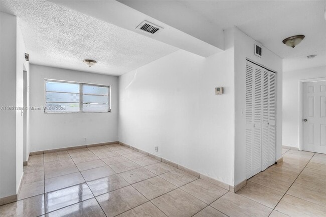 Foto del edificio - 300 NE 1st Ct