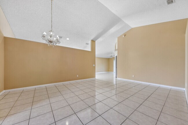 Foto del edificio - 3222 Lake Effie Ct S
