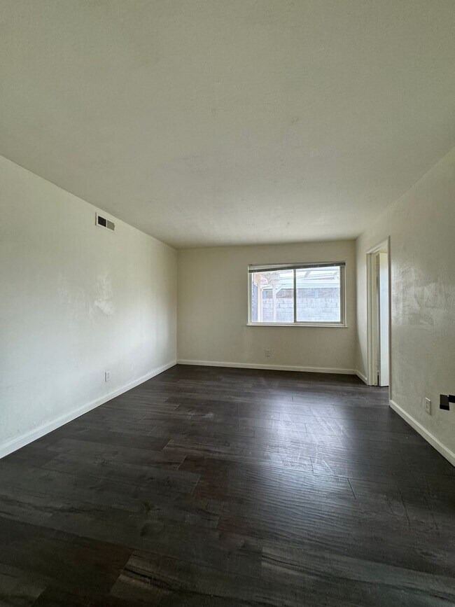 Building Photo - Spacious floor plans 3bedroom, 2bath in a ...