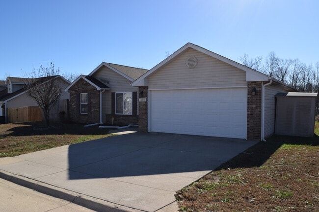 Building Photo - Spacious 3 bedroom 2 bathroom home