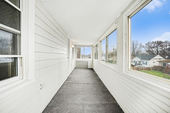 Foto del edificio - Updated 3BR Upper Unit with Garage Parking and Porch