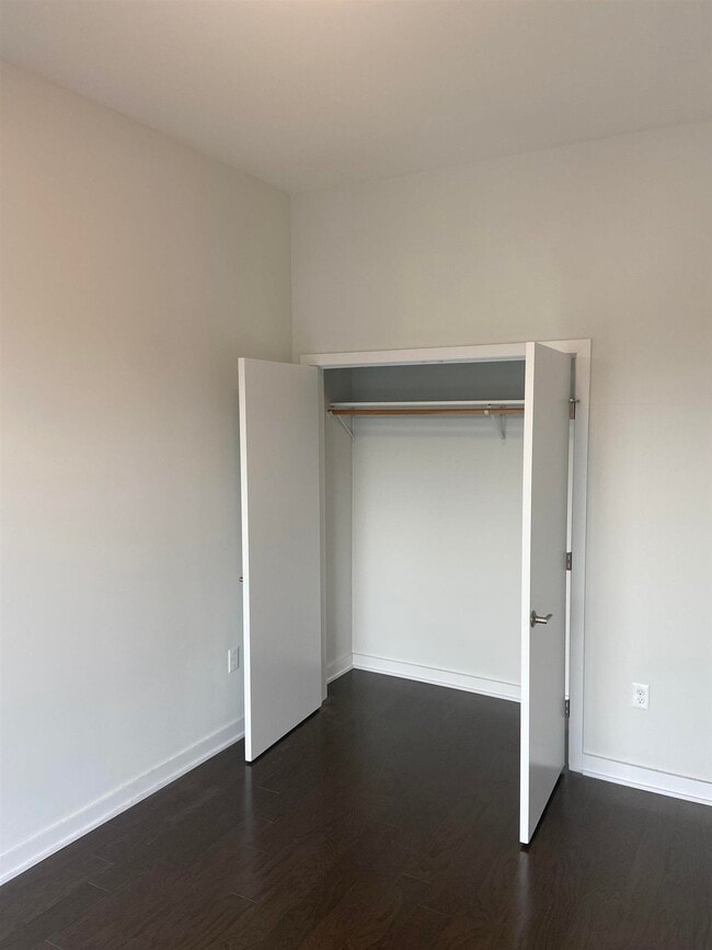 Building Photo - 275 Broadway