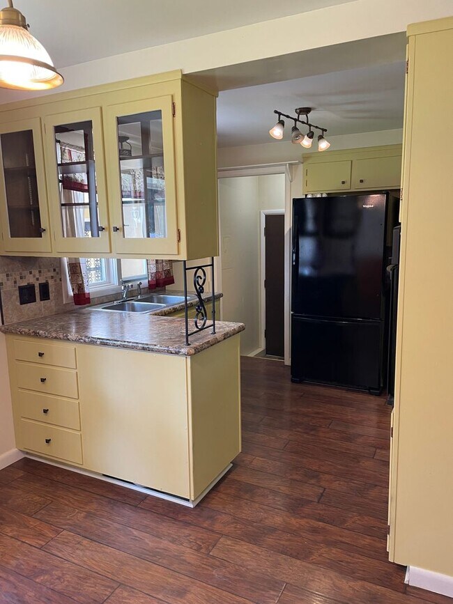 Building Photo - NEW PHOTOS TO COME! Spacious West End Home with 5 Bedrooms, Workshop & Tons of Storage!
