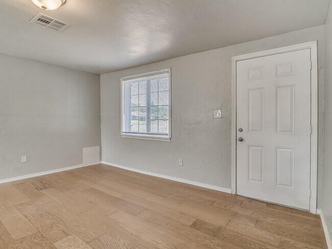Building Photo - 1740 Cherry Ln