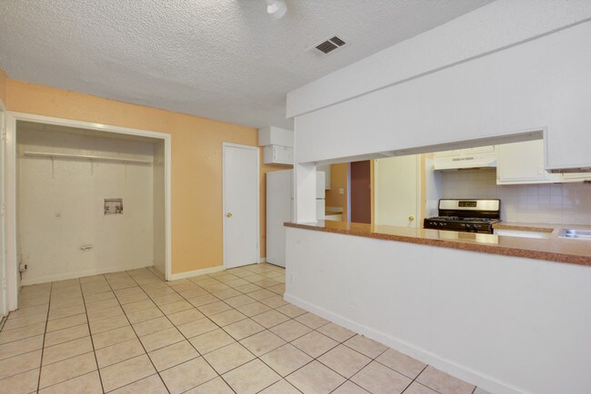 Building Photo - 5209 S Pleasant Valley Rd